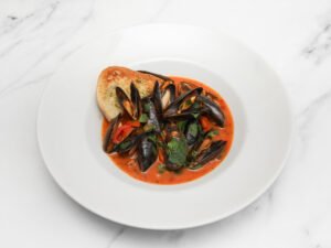 UK110069_italian bistro_Food_mussels_marinara_starter